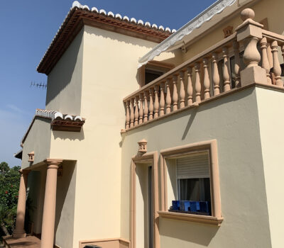 Façade et balcon de la Villa Jorge Larco