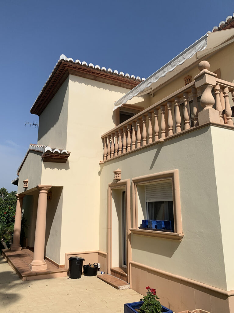Façade et balcon de la Villa Jorge Larco