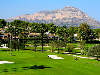 Golf de Jávea avec palmiers et vue sur le Montgó
