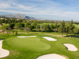 Green et bunkers de La Sella Golf près du Montgó et de Jávea
