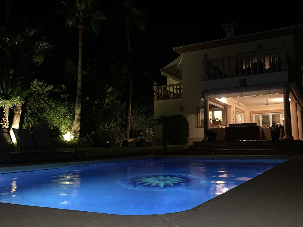 Piscine privée de la villa éclairée la nuit
