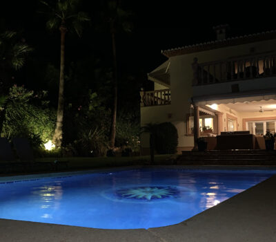 Piscine privée de la Villa Jorge Larco à Jávea éclairée la nuit