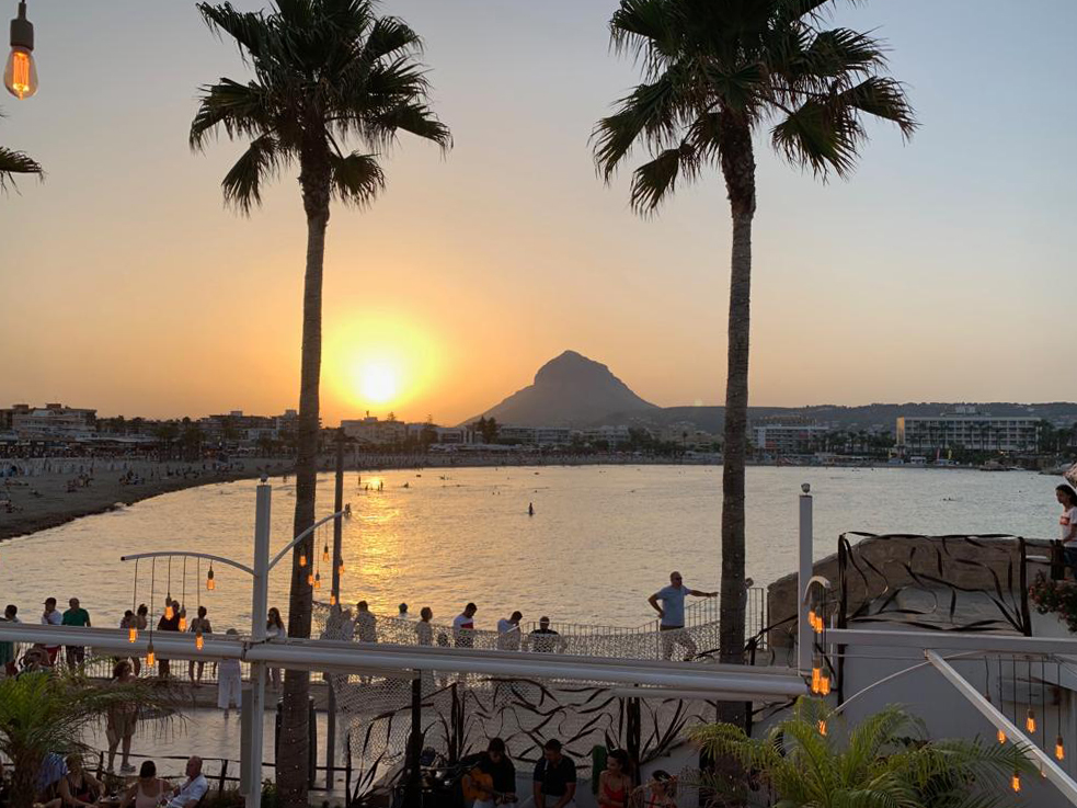 Plage de l’Arenal à Jávea au coucher du soleil près de la Villa Jorge Larco
