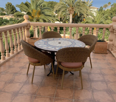 Terrasse avec table extérieure de la Villa Jorge Larco à Jávea