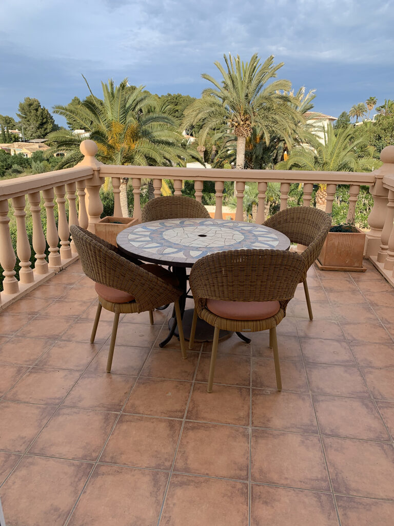 Terrasse avec table extérieure de la Villa Jorge Larco
