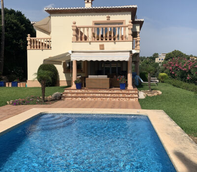 Piscine privée et façade de la Villa Jorge Larco à Jávea