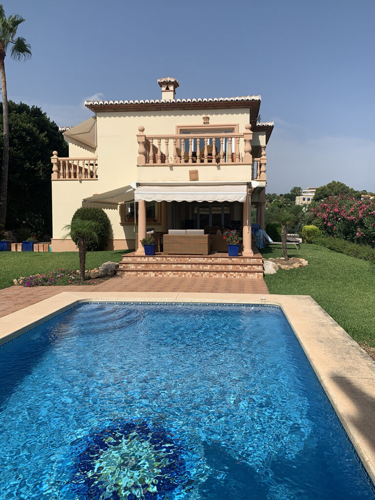 Piscine privée et façade de la Villa Jorge Larco à Jávea
