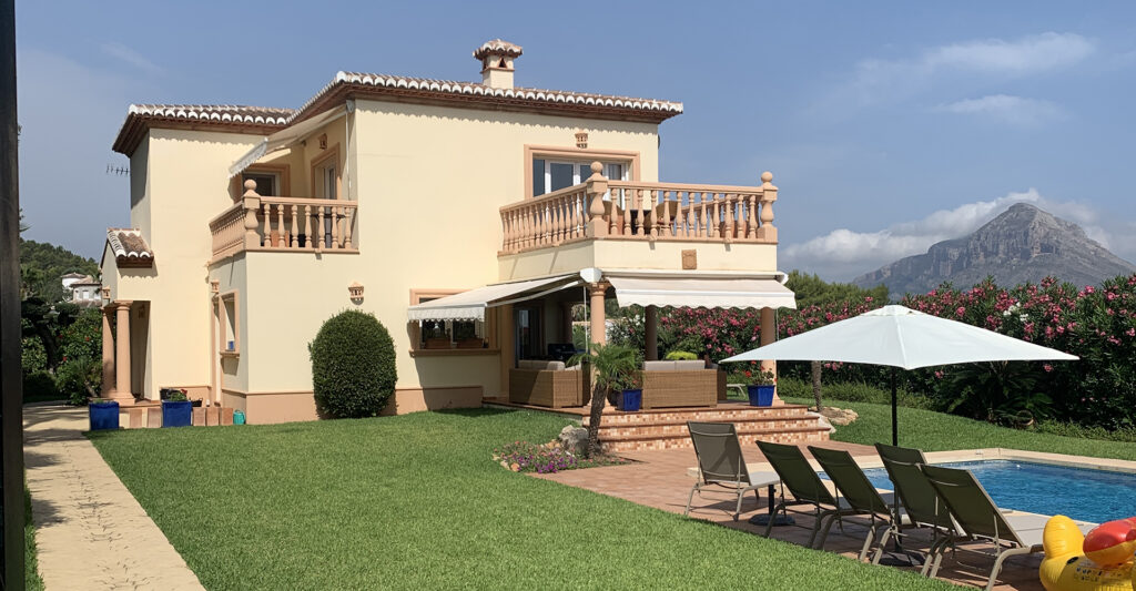 Villa Jorge Larco à Jávea avec piscine, jardin et Montgó en arrière-plan