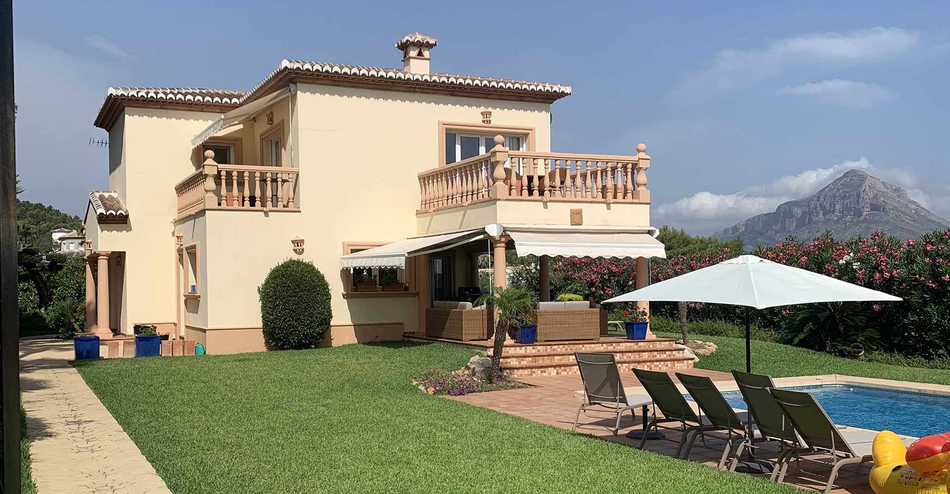 Villa Jorge Larco à Jávea avec piscine, jardin et Montgó en arrière-plan