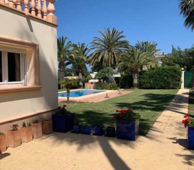 Jardin avec palmiers et piscine de la Villa Jorge Larco à Jávea