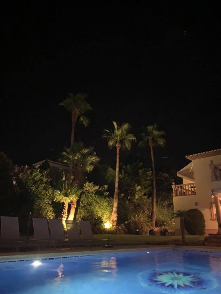 Jardin tropical de la villa éclairé la nuit