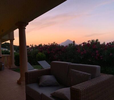 Salon extérieur de la Villa Jorge Larco à Jávea au coucher du soleil