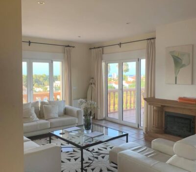 Salon lumineux de la Villa Jorge Larco à Jávea avec accès à la terrasse