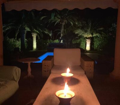 Terrasse et jardin de la Villa Jorge Larco à Jávea éclairés la nuit