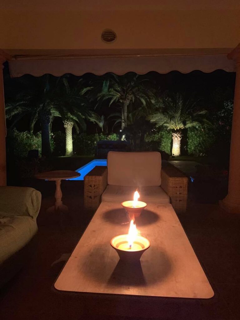 Terrasse de la villa et jardin éclairé la nuit