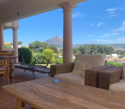 Terrasse de la Villa Jorge Larco à Jávea avec vue sur le Montgó