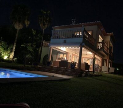 Villa Jorge Larco à Jávea avec piscine et jardin éclairés la nuit