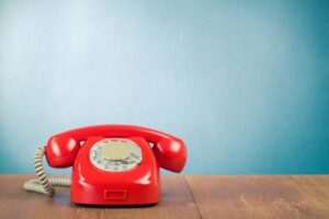 Téléphone rouge illustrant le contact avec la Villa Jorge Larco